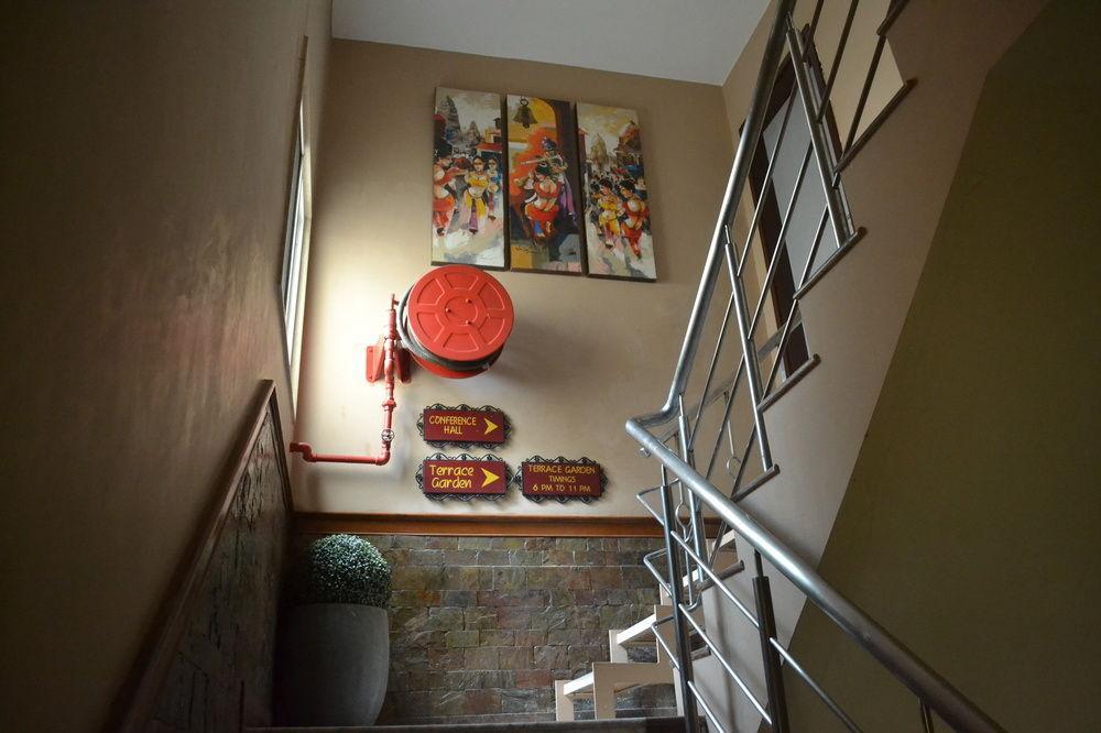 Hotel Pooja Palace Yeni Delhi Dış mekan fotoğraf