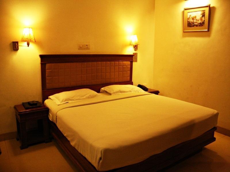 Hotel Pooja Palace Yeni Delhi Dış mekan fotoğraf