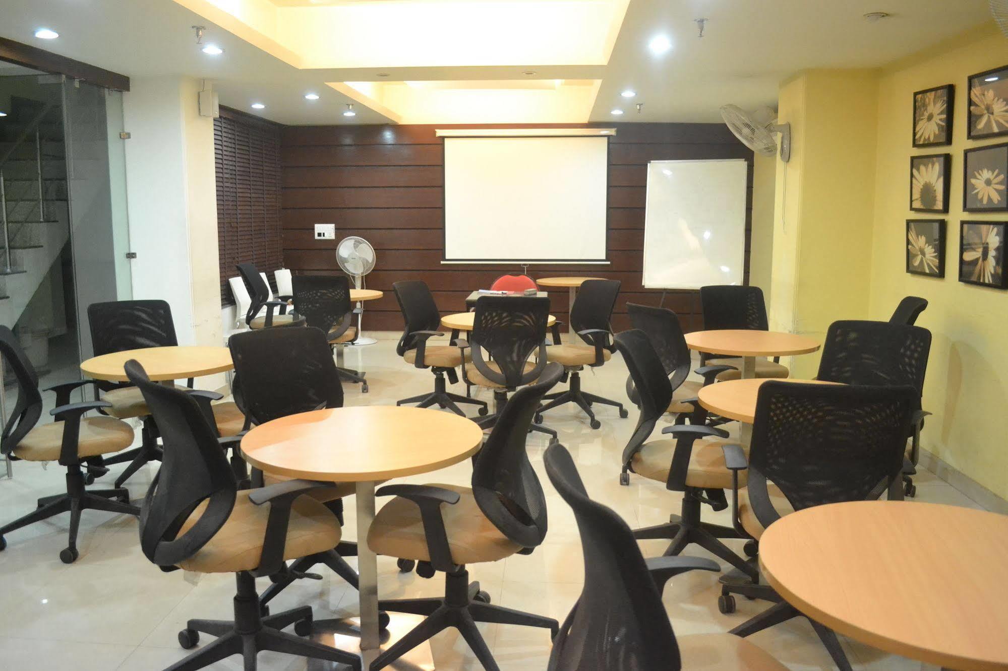 Hotel Pooja Palace Yeni Delhi Dış mekan fotoğraf