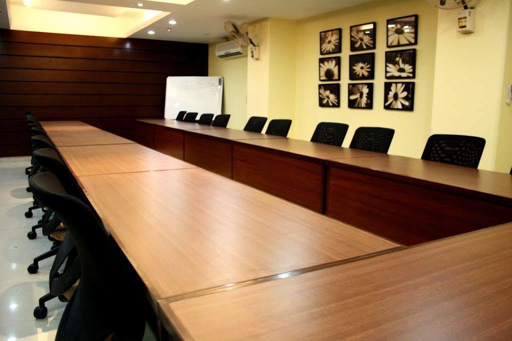 Hotel Pooja Palace Yeni Delhi Dış mekan fotoğraf