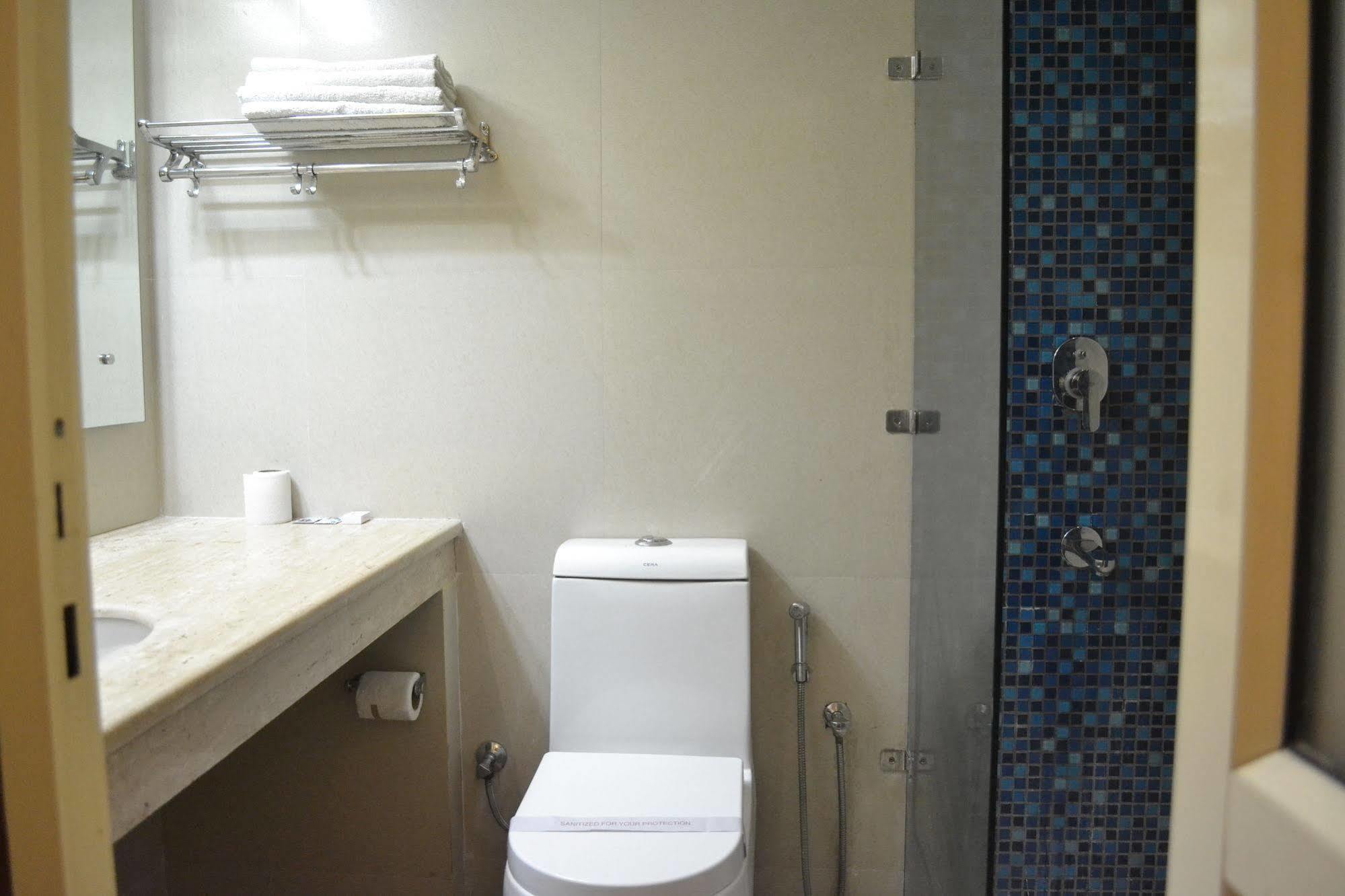 Hotel Pooja Palace Yeni Delhi Dış mekan fotoğraf