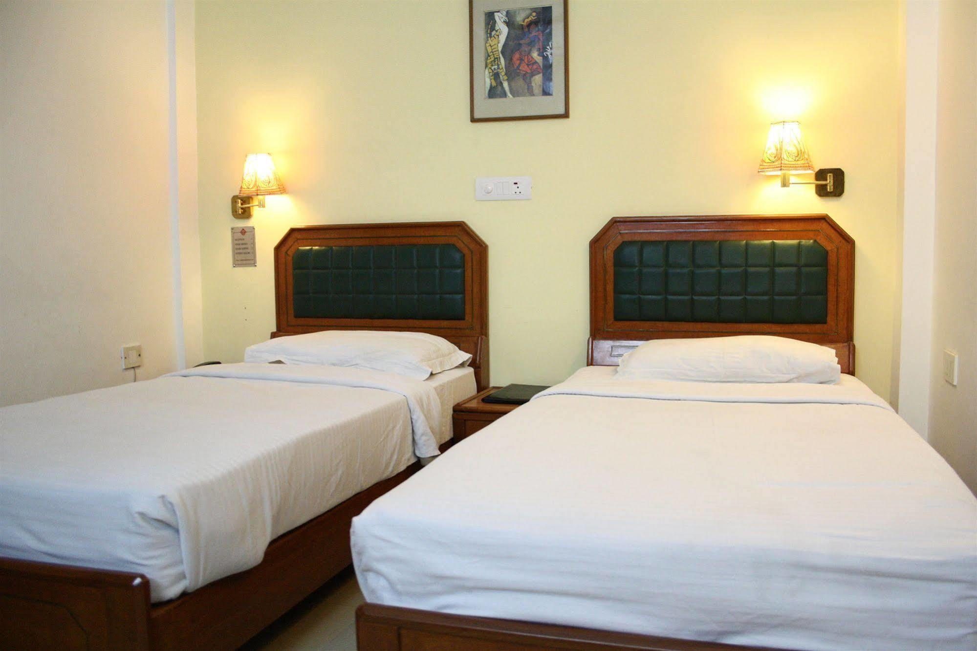 Hotel Pooja Palace Yeni Delhi Dış mekan fotoğraf