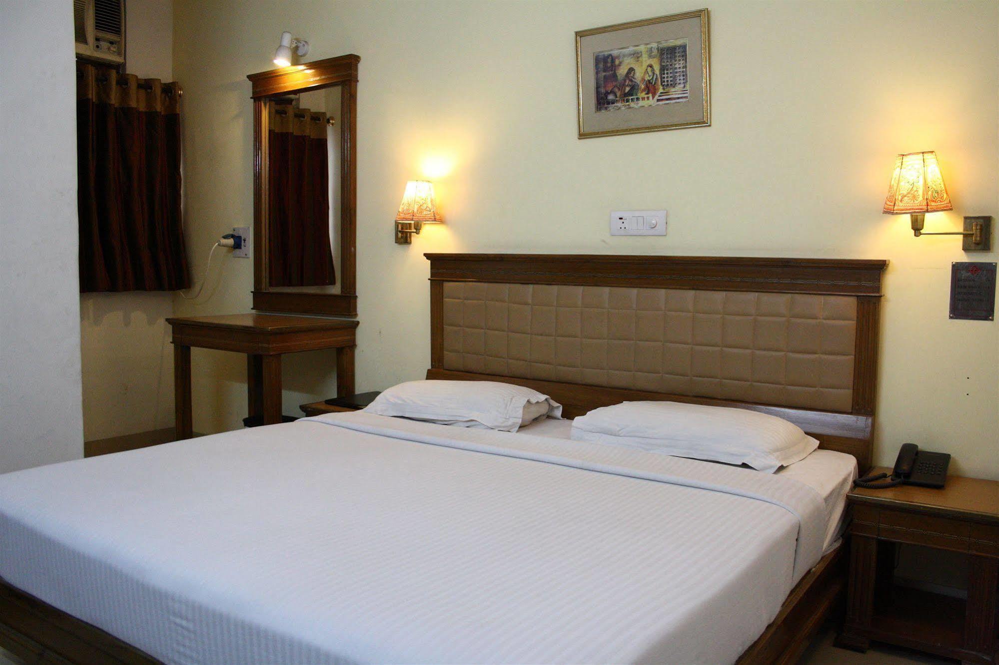Hotel Pooja Palace Yeni Delhi Dış mekan fotoğraf