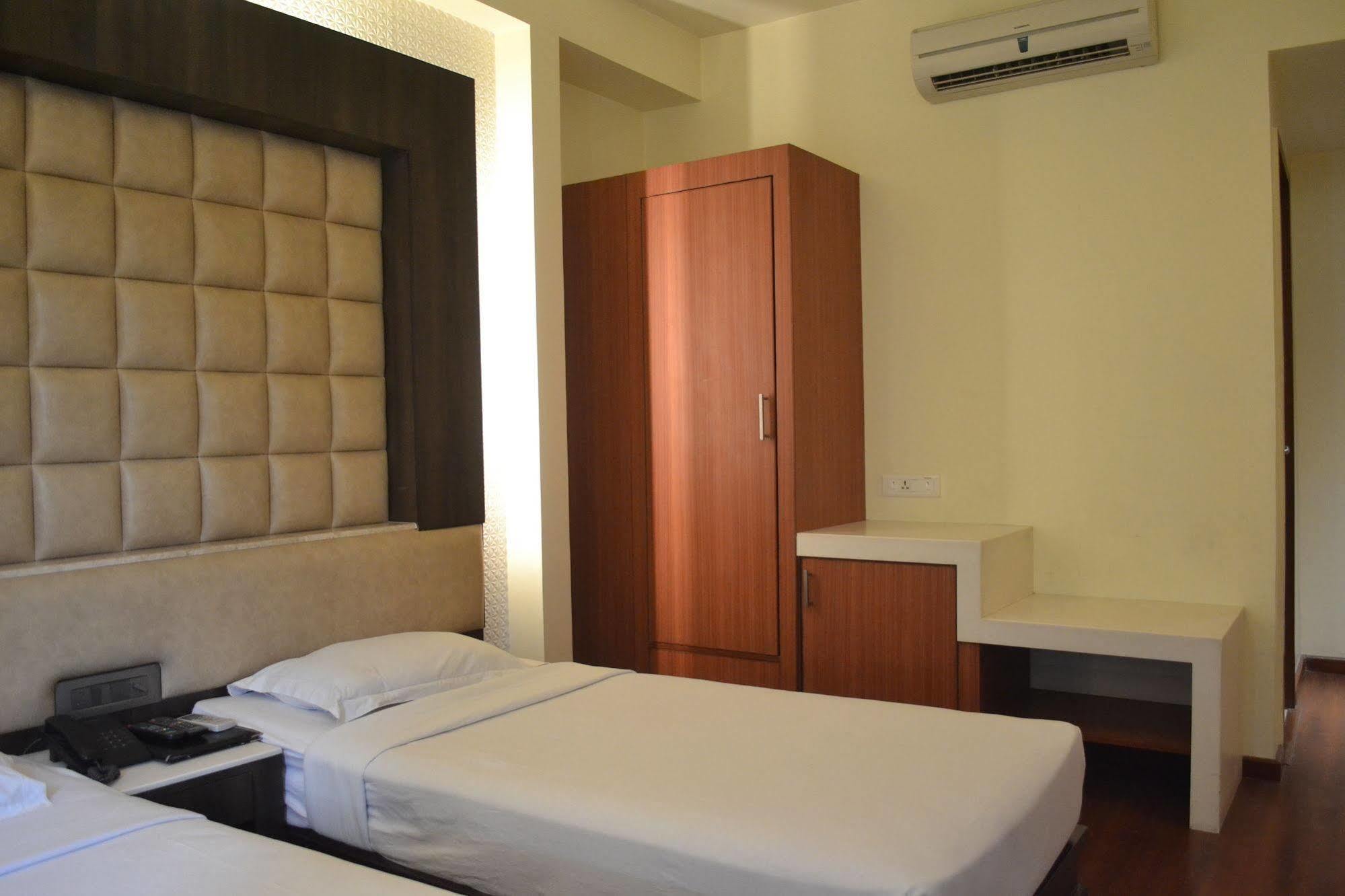 Hotel Pooja Palace Yeni Delhi Dış mekan fotoğraf