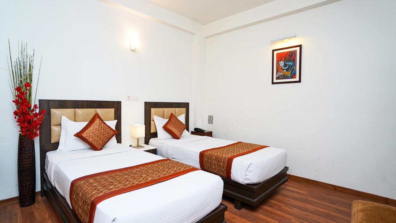 Hotel Pooja Palace Yeni Delhi Dış mekan fotoğraf