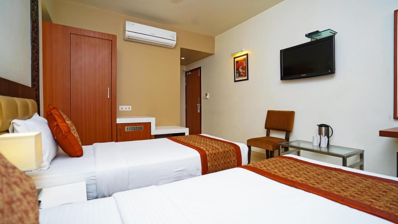 Hotel Pooja Palace Yeni Delhi Dış mekan fotoğraf